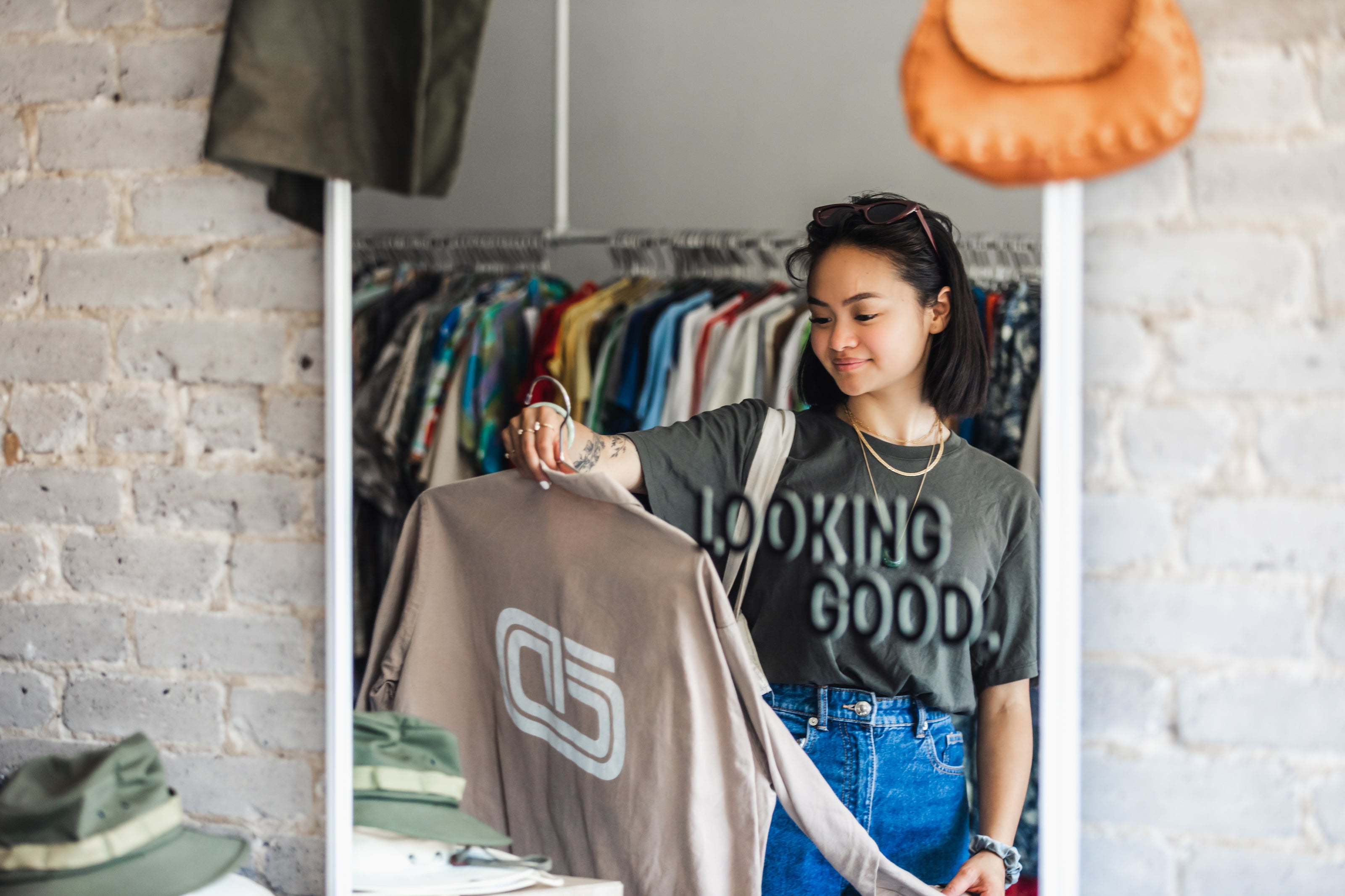 Retail_Showroom_Young_Shopper